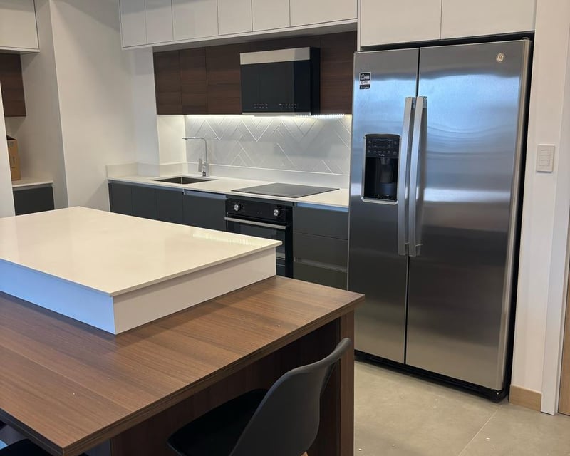 Apartamento en renta nivel alto de 2 habitaciones en zona 10 Ref-5207