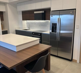 Apartamento en renta nivel alto de 2 habitaciones en zona 10 Ref-5207