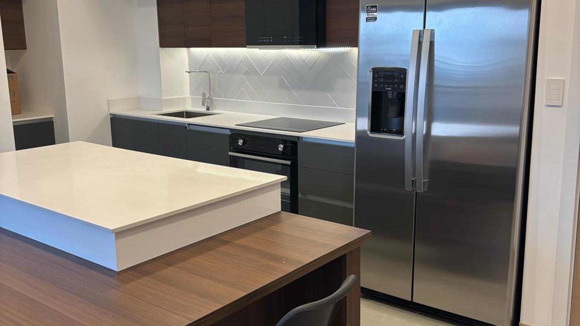 Apartamento en renta nivel alto de 2 habitaciones en zona 10 Ref-5207