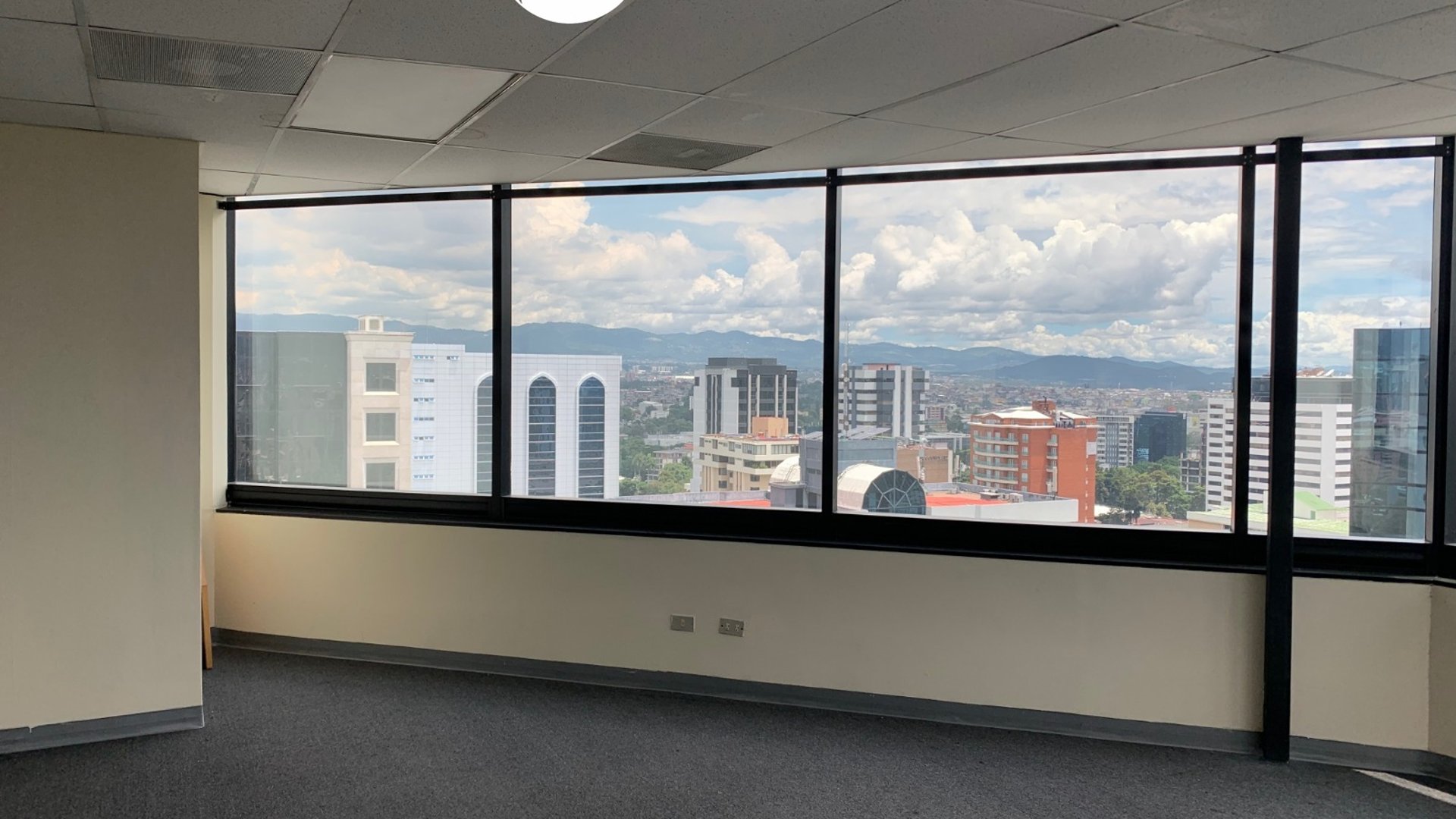 Oficina en renta Penthouse en Zona 10 - Miniatura 8