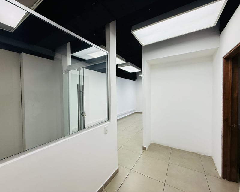 ALQUILER DE CENTRICA OFICINA 67.80MT2 - CENTRO EMPRESARIAL, ZONA 10