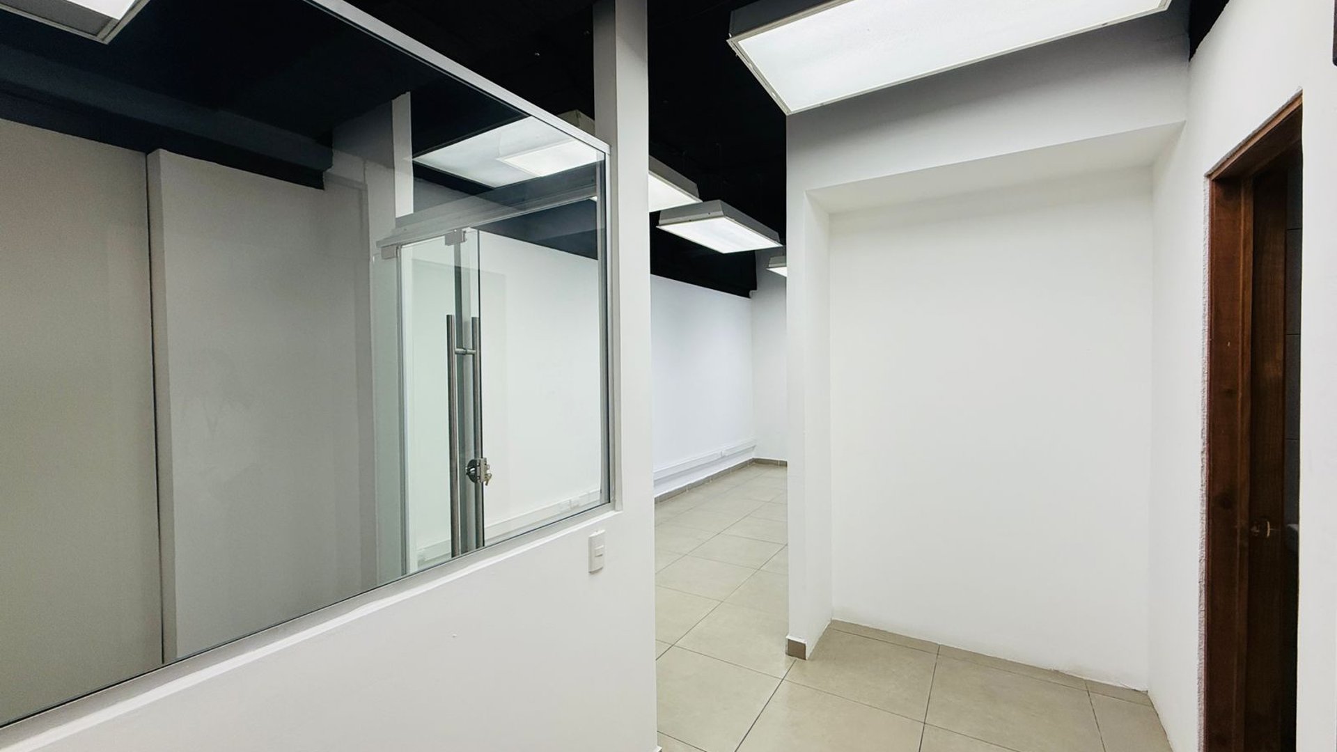 ALQUILER DE CENTRICA OFICINA 67.80MT2 - CENTRO EMPRESARIAL, ZONA 10