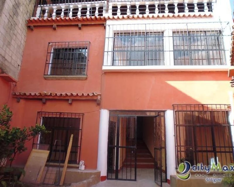 Casa grande en venta en Las Victorias, Jocotenango.