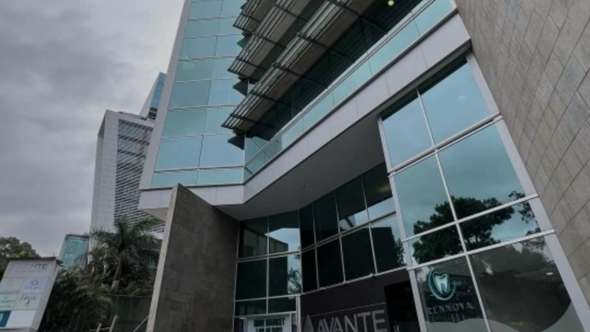 Renta / Venta amplia oficina en Edificio Avante zona 15