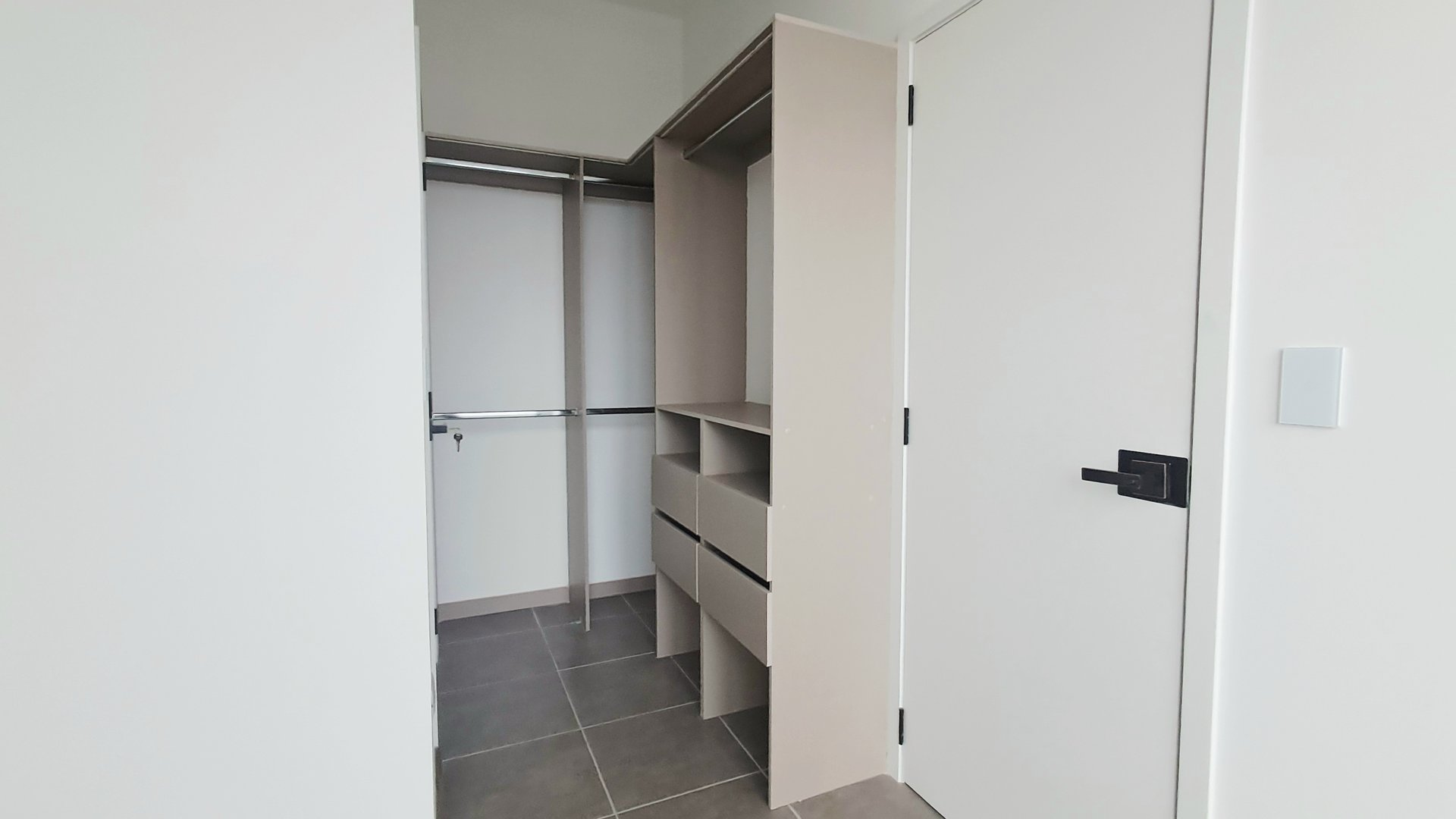 APARTAMENTO EN RENTA P/ESTRENAR,  EDIF. QUINCE ESQUINA, ZONA 15 - Miniatura 5
