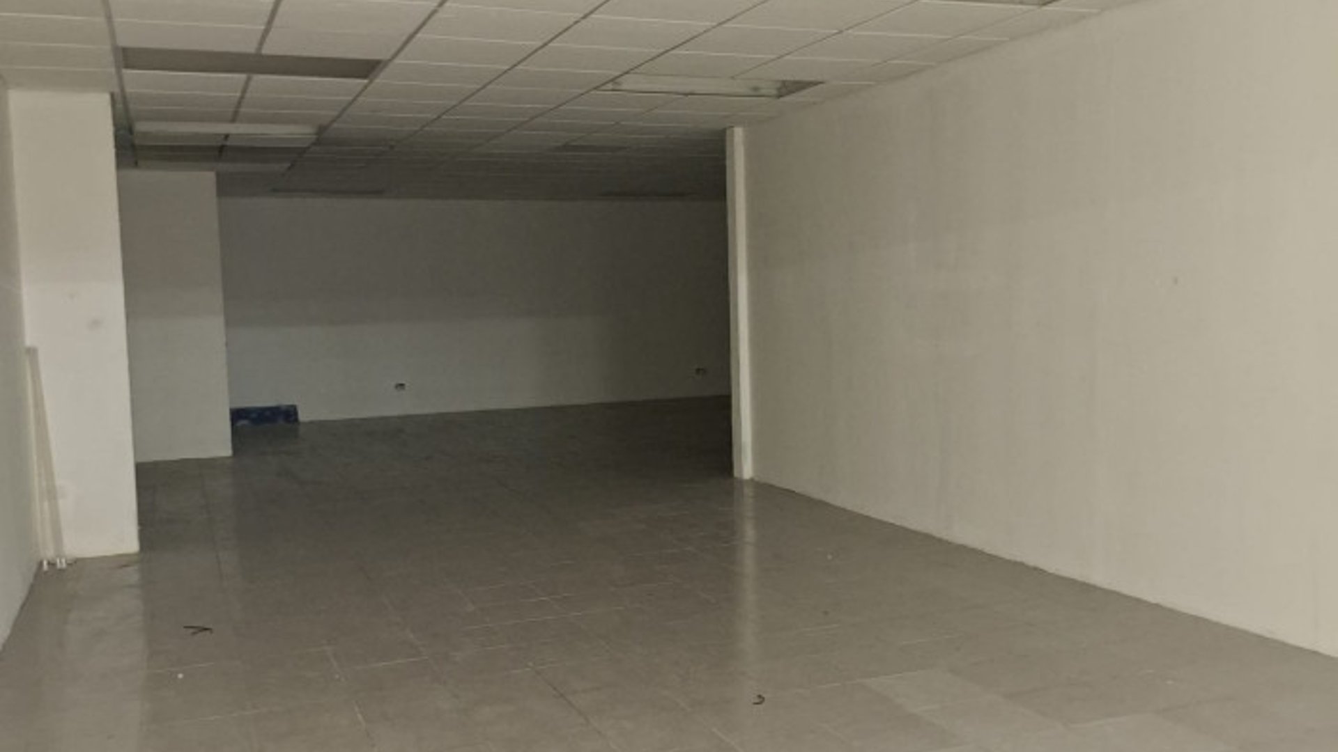 En ALQUILER LOCAL Comercial En zona 5 Centro Comercial - Miniatura 2