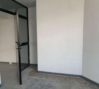 OFICINA DE 185 M2 EN EDIFICIO MURANO CENTER ZONA 10 - Miniatura 6