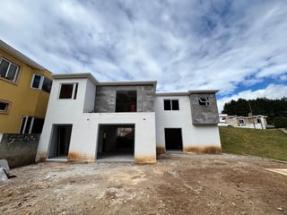 House for Sale in Fraijanes, Guatemala | 3 Beds, 4.5 Baths | Spacious Garden | Parking | $375K - 4