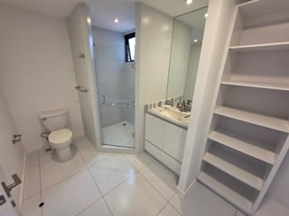 Renta de apartamento con balcon y 3 habitaciones en zona 10 Ref-5492 - 5