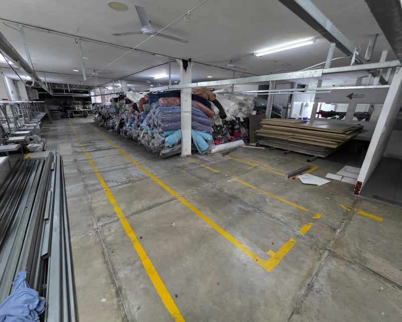Bodega industrial con oficinas cerca de Calzada Roosevelt Ref-5465