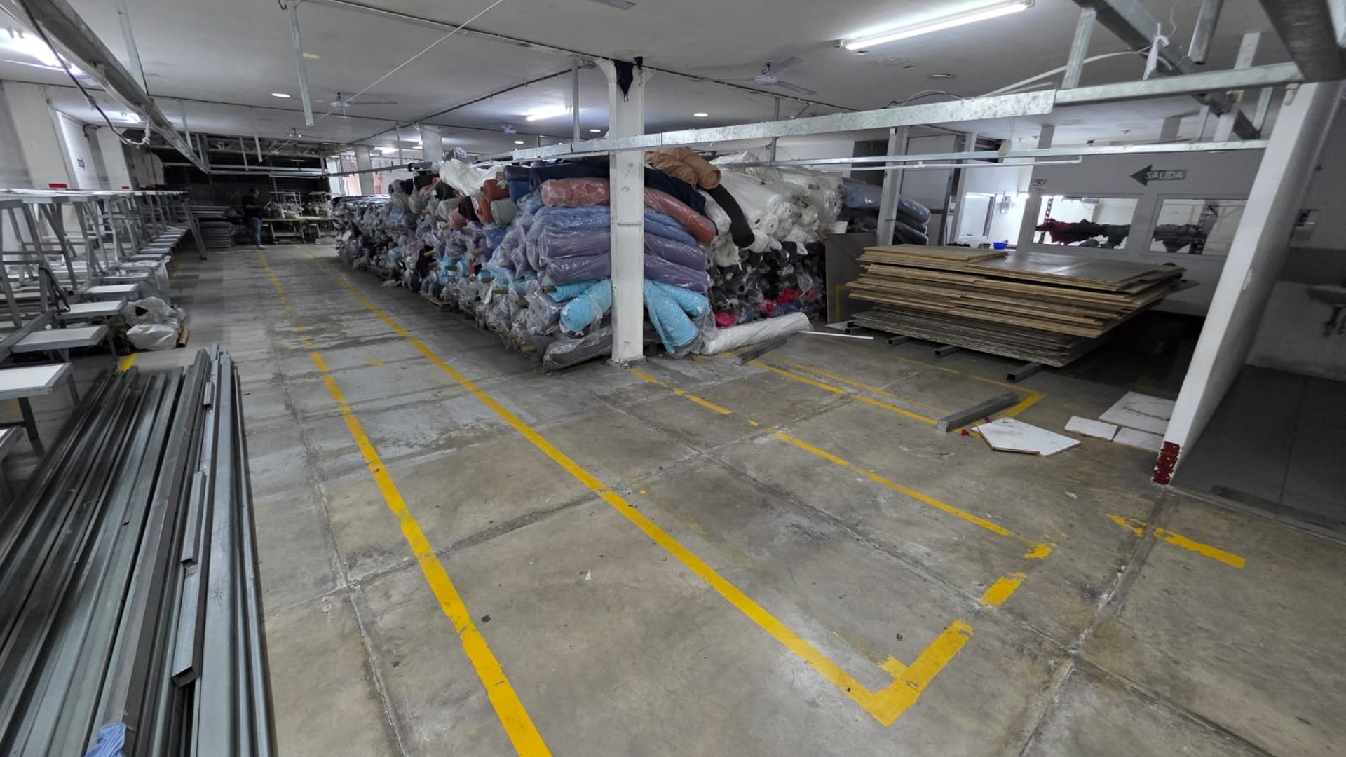 Bodega industrial con oficinas cerca de Calzada Roosevelt Ref-5465