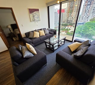 Apartamento en renta de 2 habitaciones y balcón en zona 10 Ref-5293