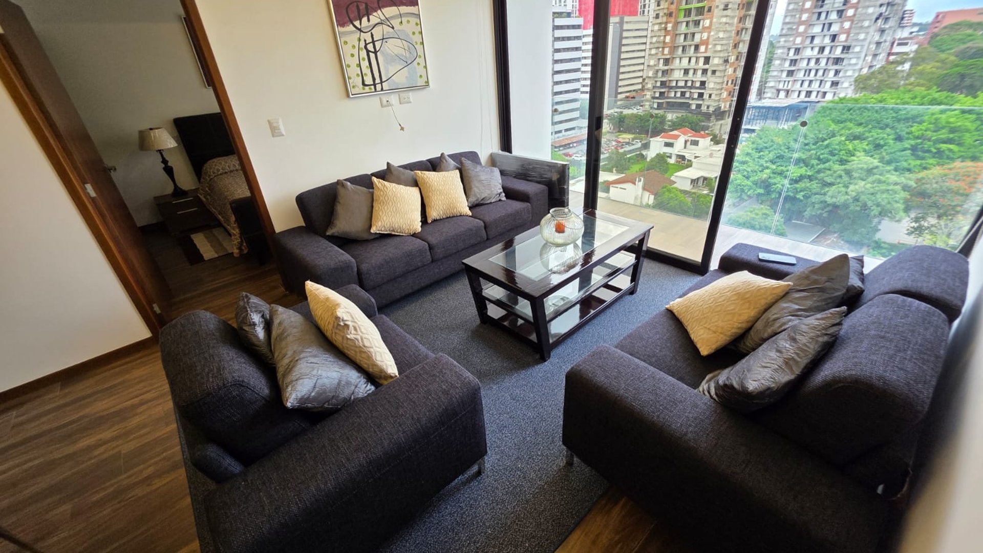 Apartamento en renta de 2 habitaciones y balcón en zona 10 Ref-5293