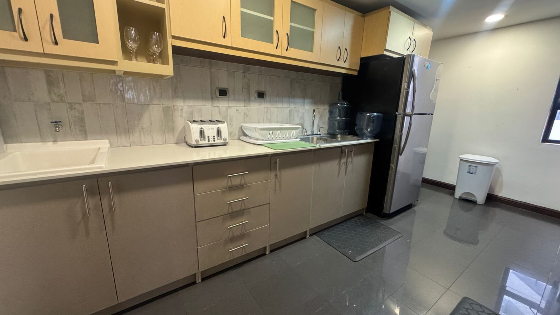 RENTA APARTAMENTO AMUEBLADO EN PACÍFICA PLAZA ZONA 14 - Miniatura 3