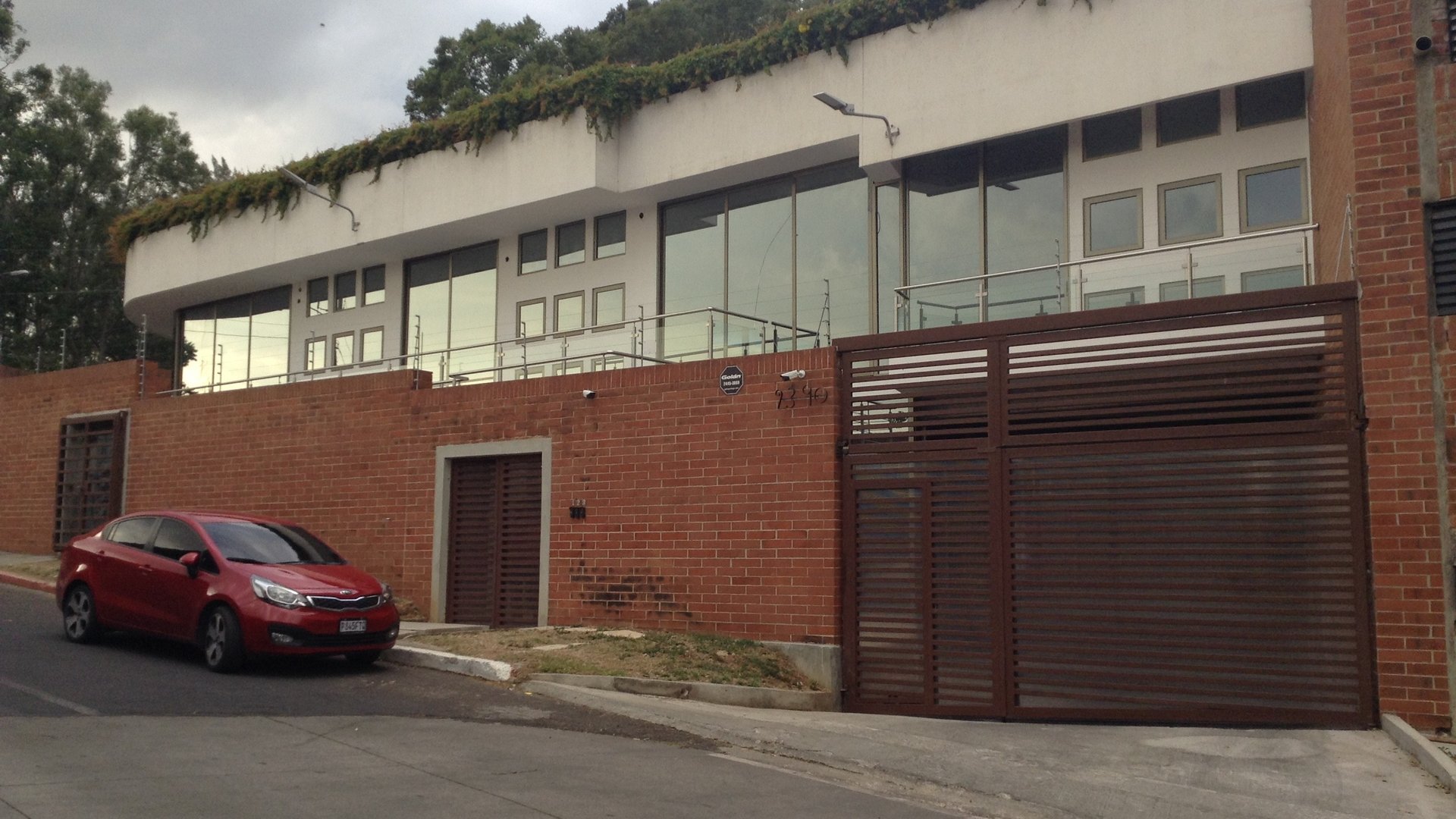 Office for Sale in Zone 14 | 2,200 m² Construction + 1,000 v² Land