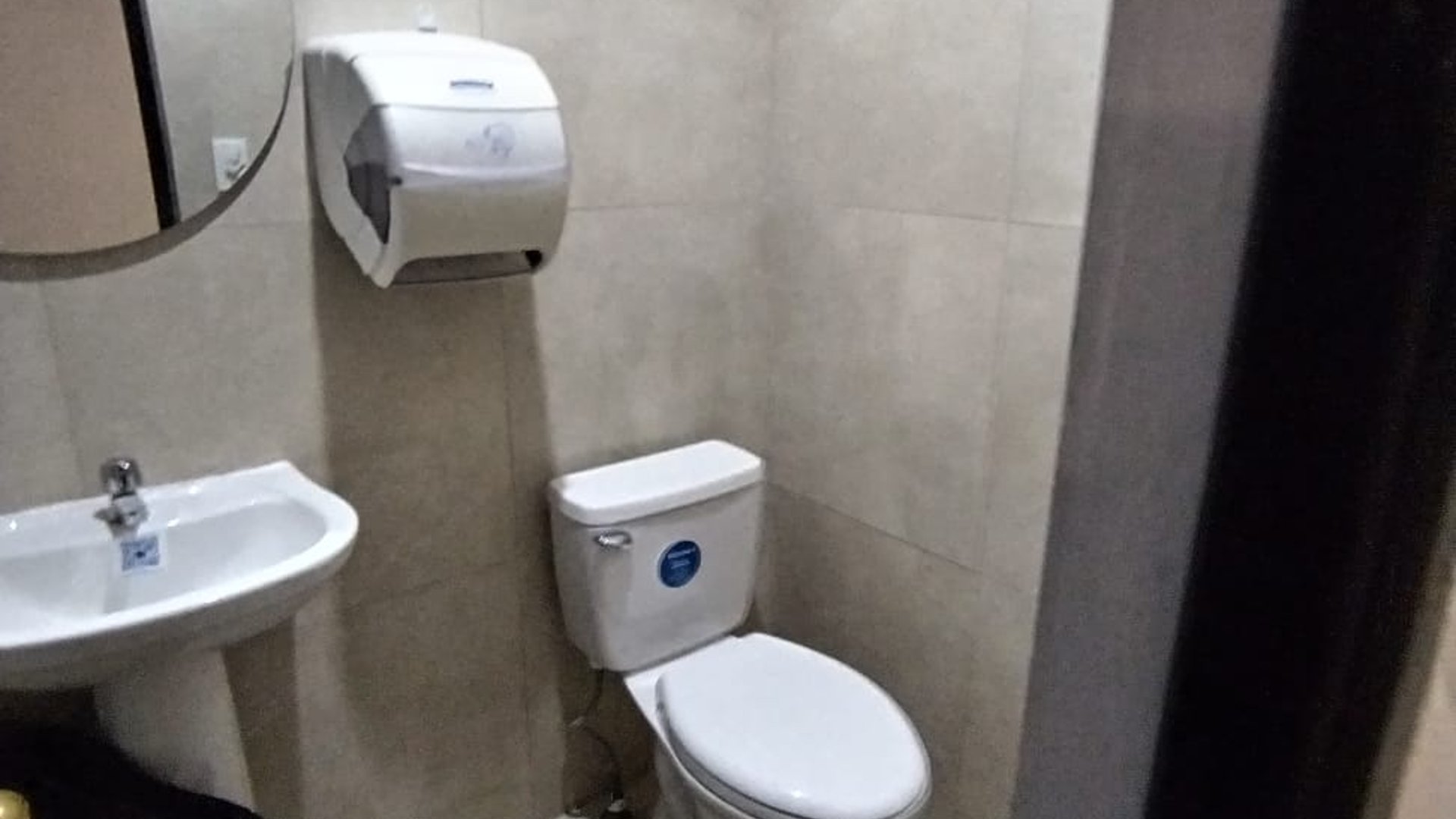 ALQUILO LOCAL COMERCIAL EN EDIFICIO GEMINIS 10 - Image 1