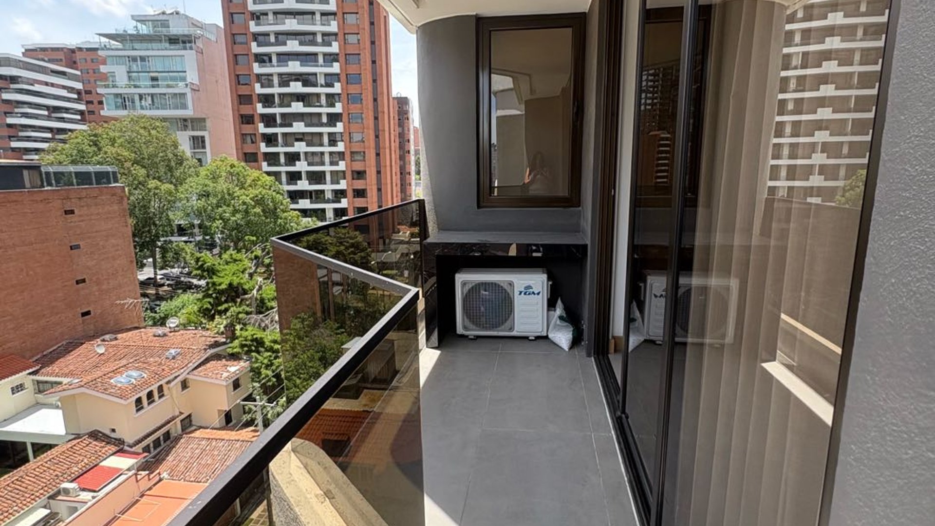 Apartamento en Alquiler Edificio Torre Vertic, zona 14 - Miniatura 2