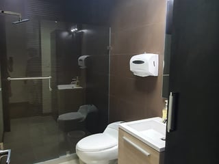 EN RENTA AMPLIA OFICINA 205 MTS ZONA 10 REFORMA 10 - 2