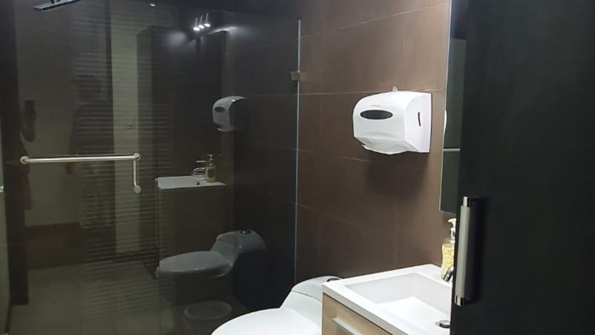 EN RENTA AMPLIA OFICINA 205 MTS ZONA 10 REFORMA 10 - Miniatura 2