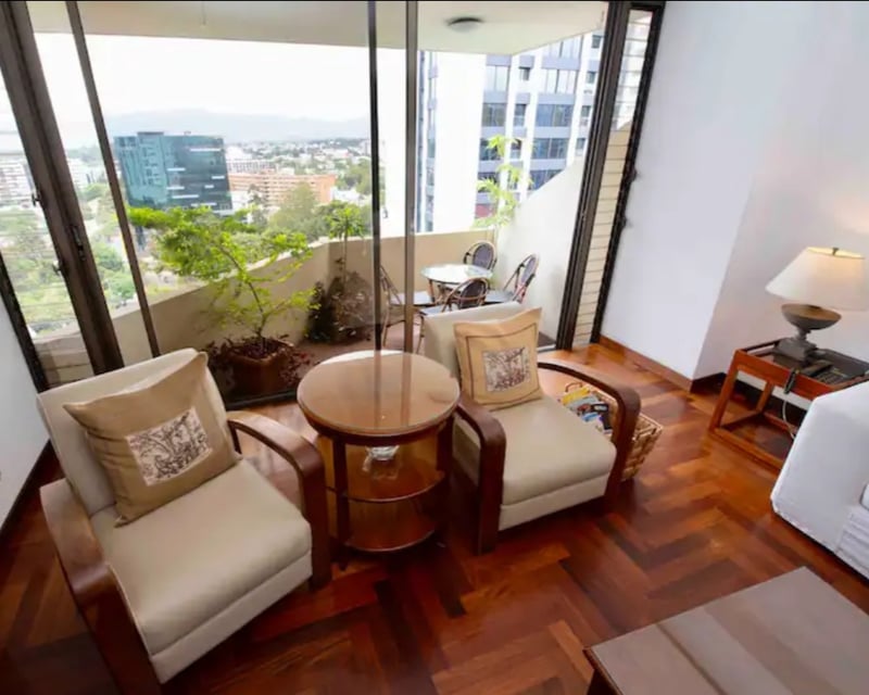 Alquilo elegante apartamento en zona 10