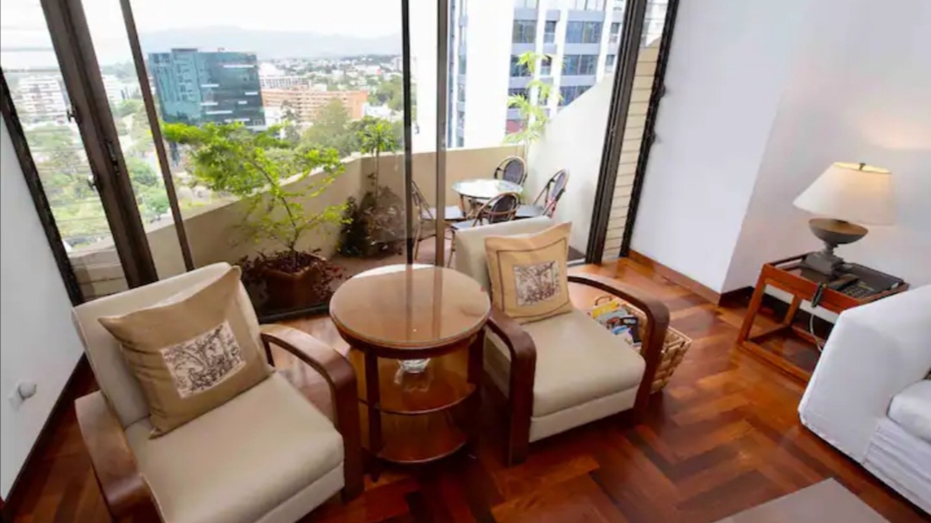 Alquilo elegante apartamento en zona 10