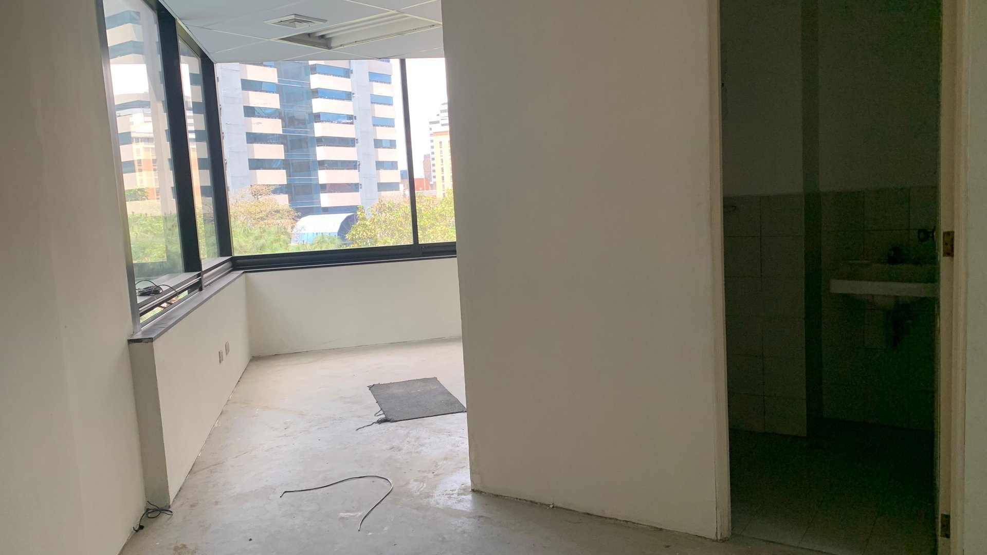 OFICINA DE 86 M2 EN EDIFICIO MURANO CENTER ZONA 10 - Miniatura 5