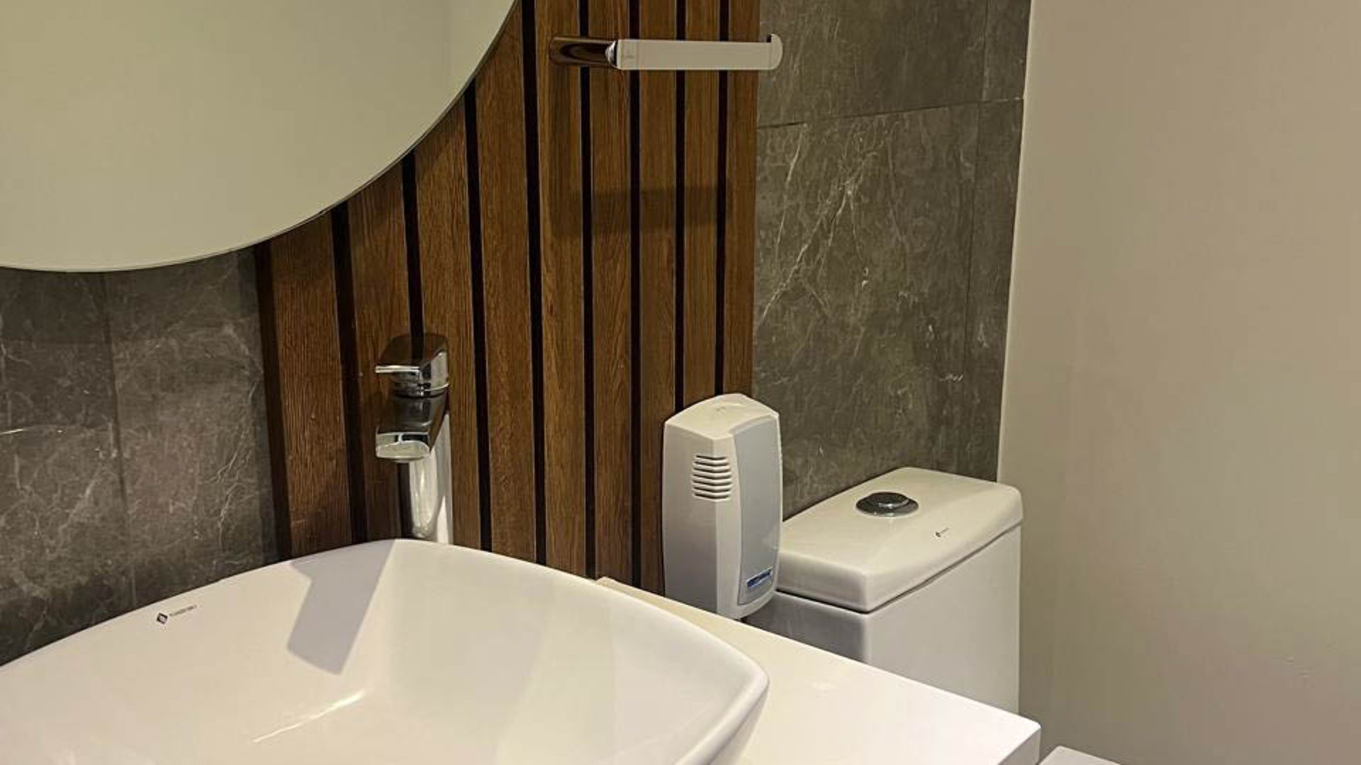 MUNDO INMOBILIARIO RENTA CLINICA EN ZONA 10 - Miniatura 2