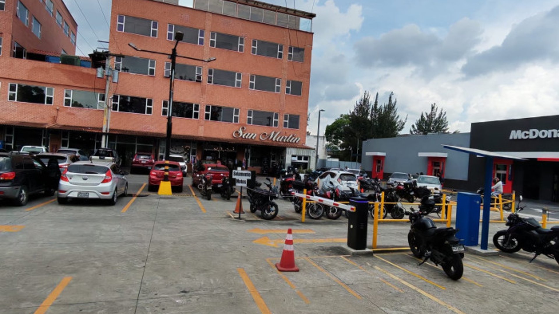 Rento Oficina Comercial en plaza Canadá zona 12 - Miniatura 24