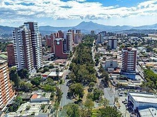 Local en Renta en prestigiosa plaza zona 14 - 2