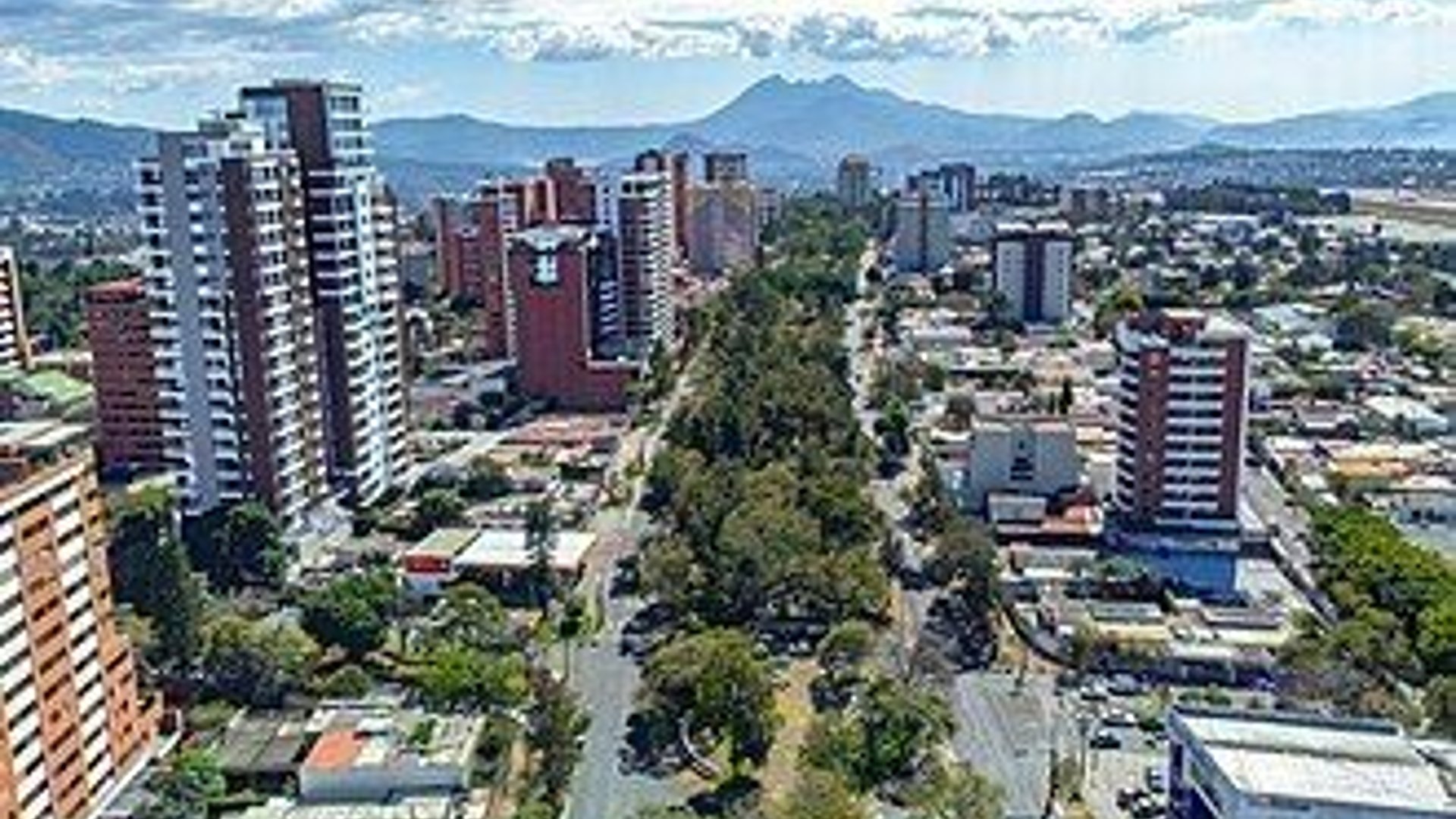 Local en Renta en prestigiosa plaza zona 14 - Miniatura 2