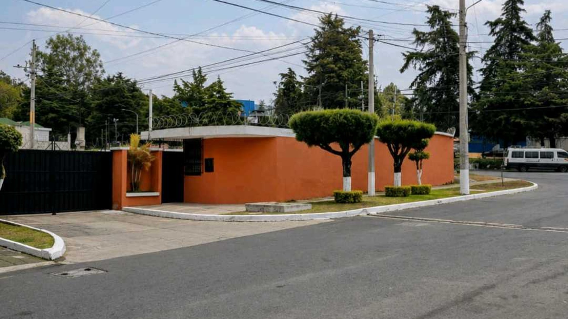CASA EN VENTA???? San Cristóbal, zona 8 de Mixco - Image 1