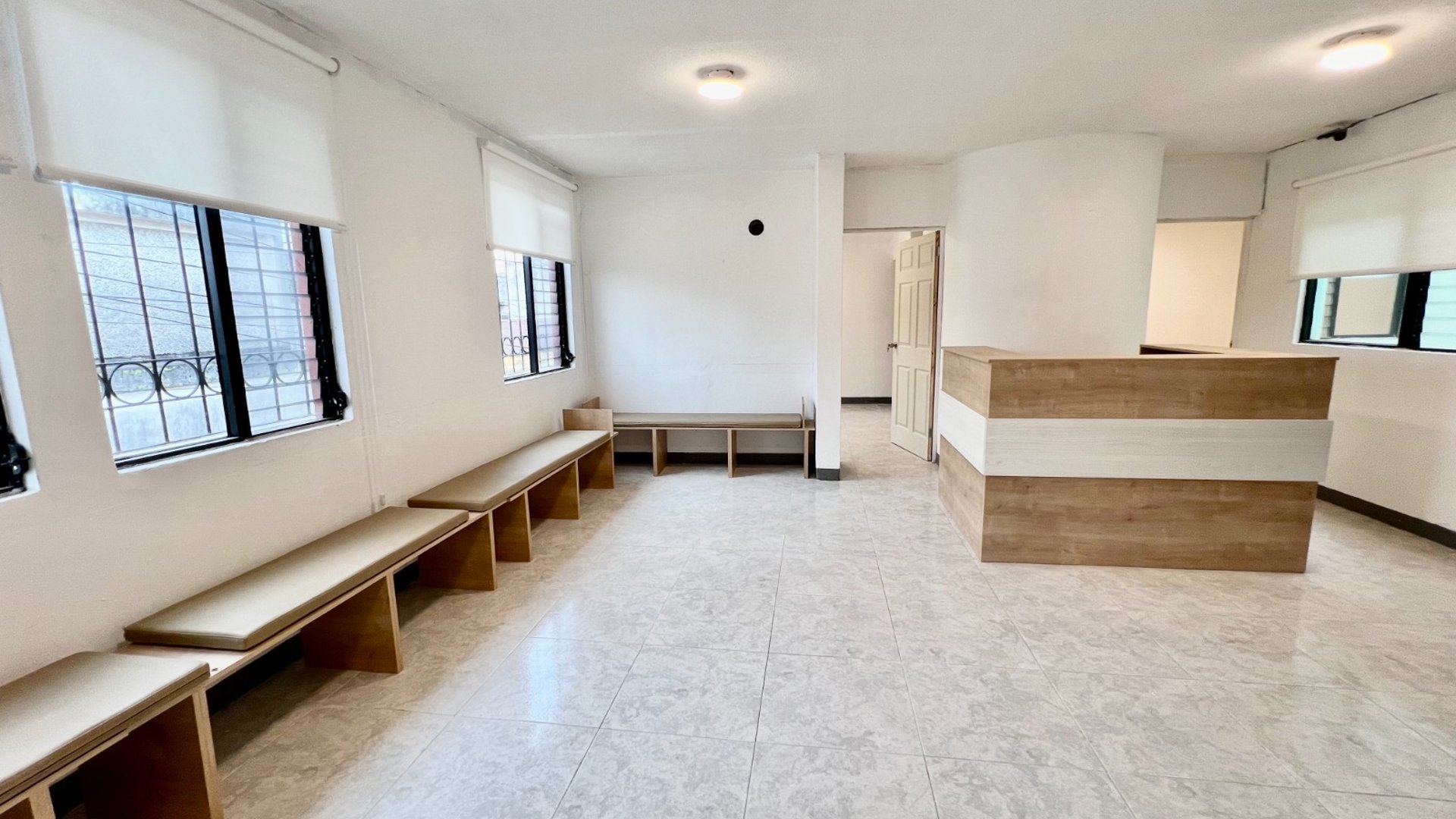 RENTA DE OFICINAS/CLINICAS EN ZONA 1 | NIVEL COMPLETO EN PLANTA 2 - Miniatura 2