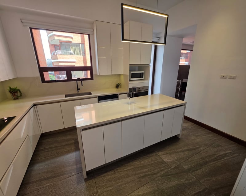 Apartamento amplio en Edificio Salvattore, Zona 10 ref-6158