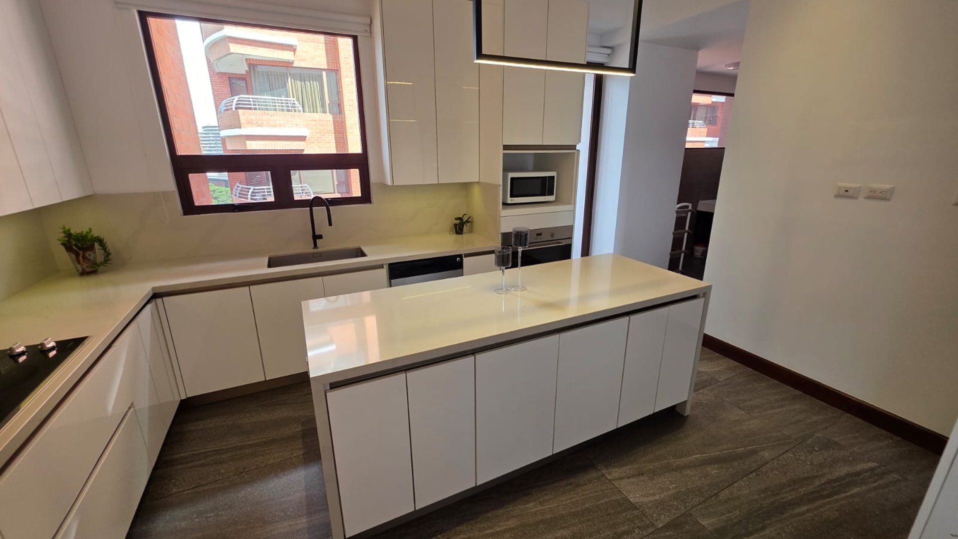 Apartamento amplio en Edificio Salvattore, Zona 10 ref-6158