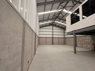 Se alquilan bodegas diferentes metrajes en Empresarial Villa Canales - 2