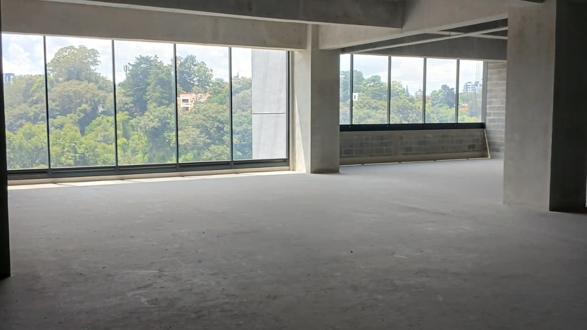 Rento Oficina Comercial en Zona 15