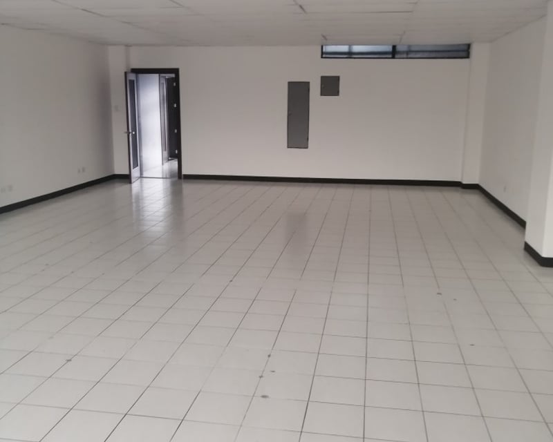 Oficina ideal para clínica en renta en Zona 9
