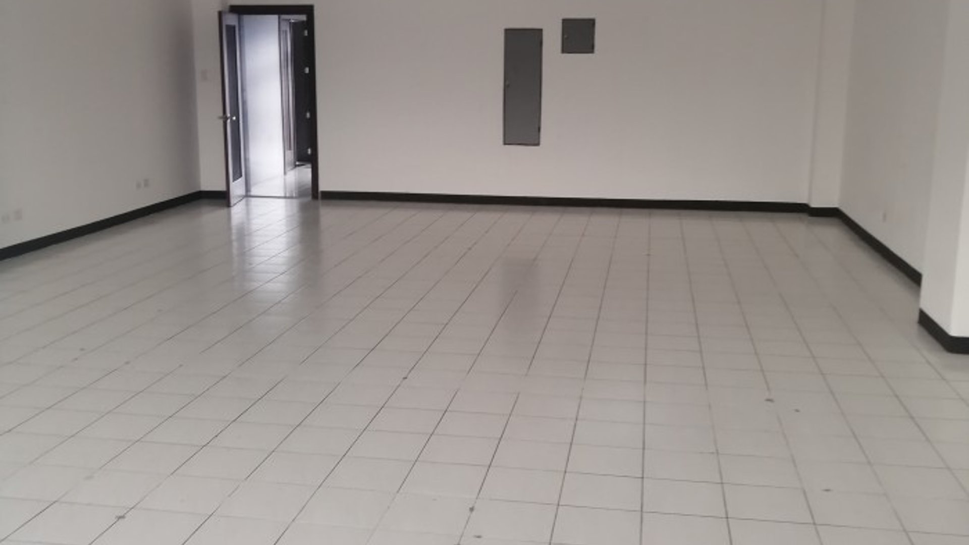 Oficina ideal para clínica en renta en Zona 9