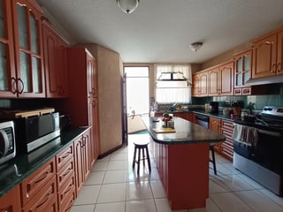 Amplia residencia con diseño arquitectónico único y hermosas vistas - 4
