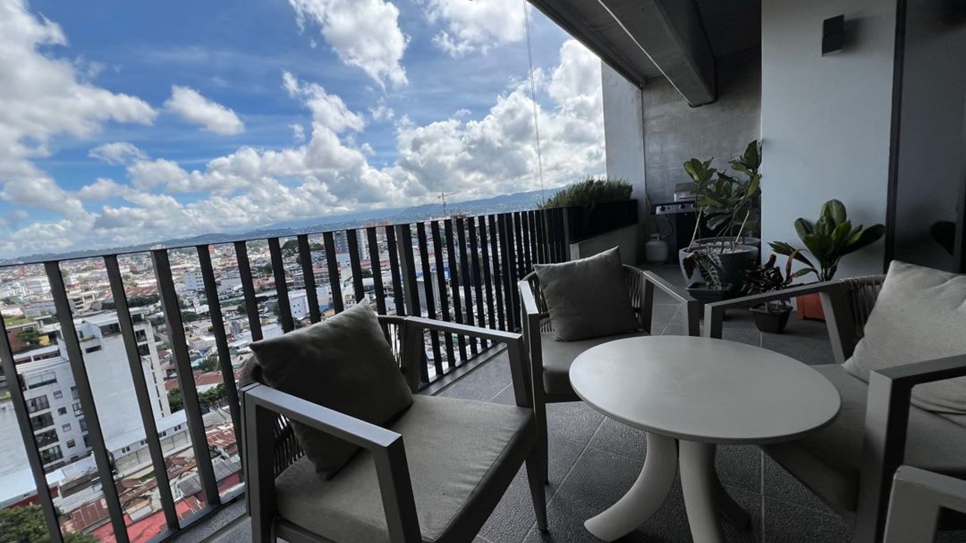 Venta de apartamento de 2 niveles en Edificio Granat, Zona 4