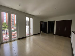 Apartamento de 2 niveles y terraza en alquiler, Quinta Avenida zona 14 - 4