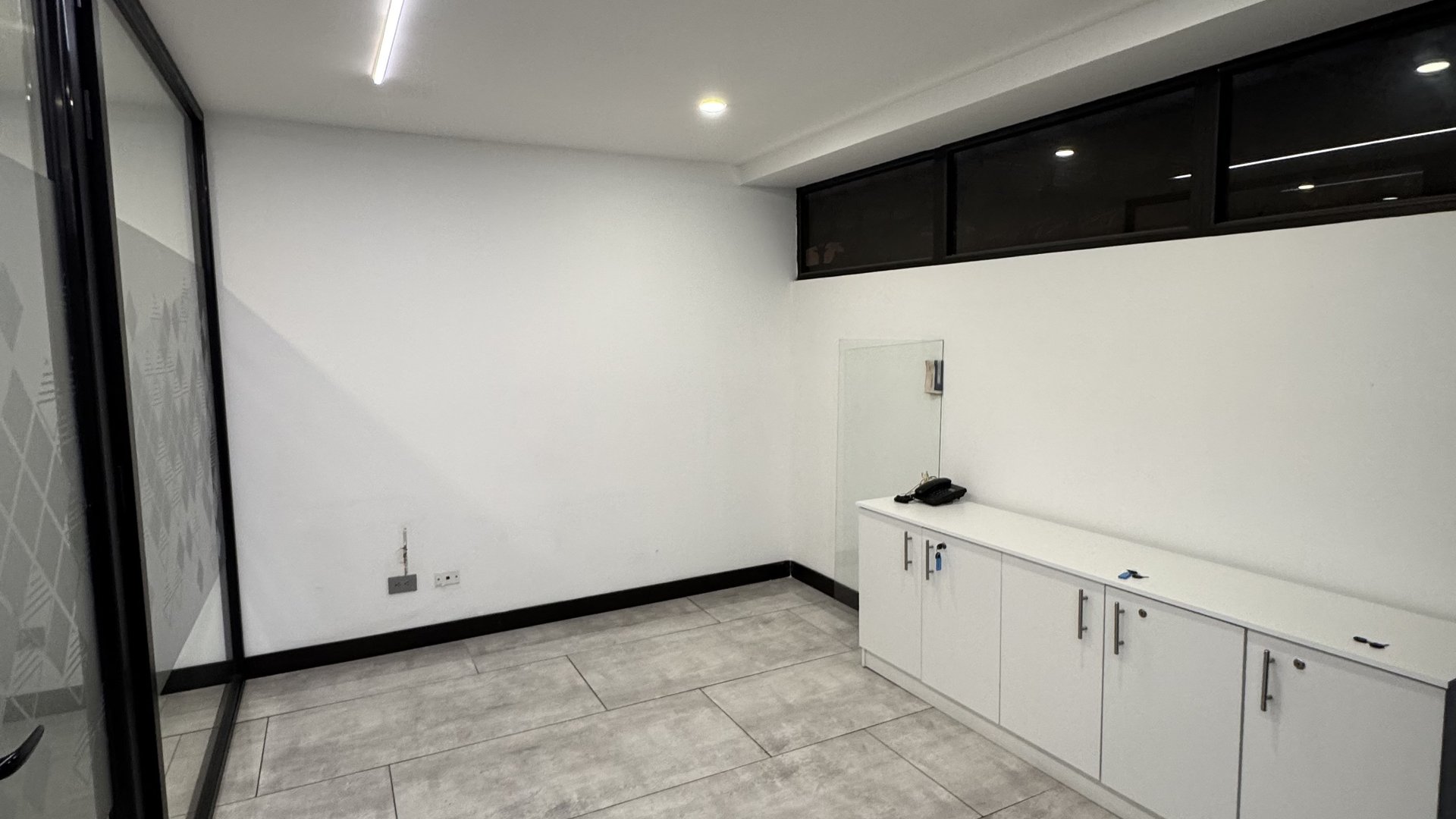 Oficina Comercial en Renta Geminis zona 10 - Miniatura 4