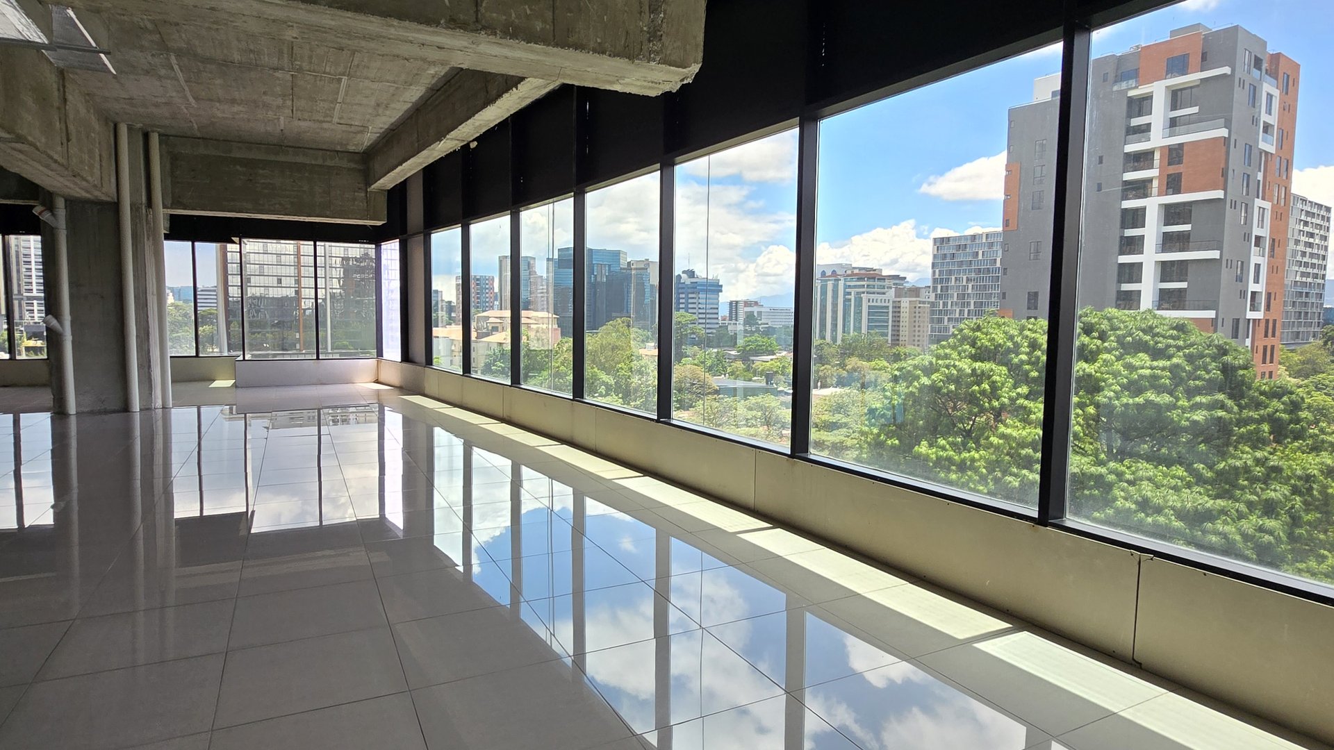 Oficina en Venta zona 10 cercano a oakland