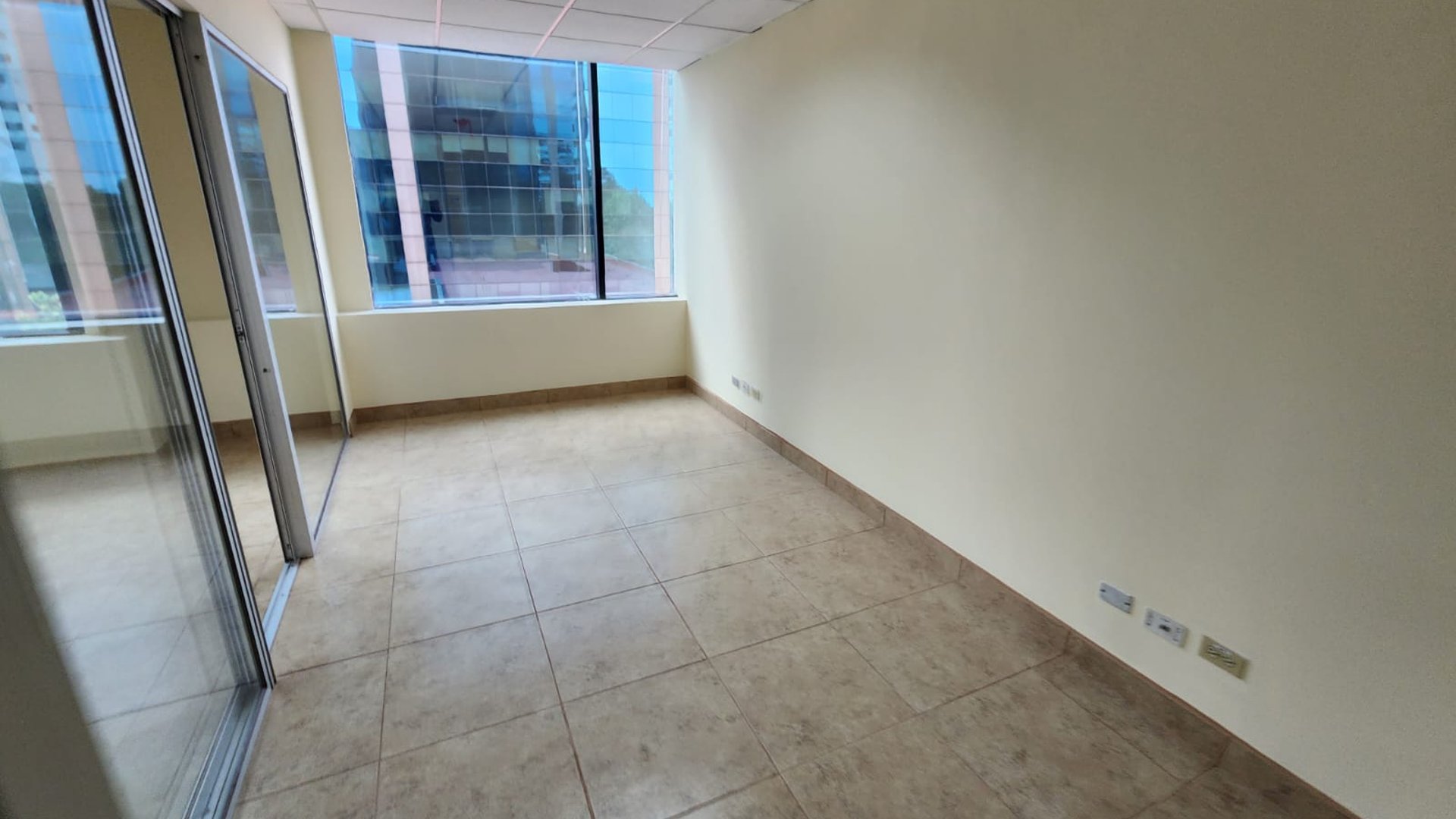 Oficina en venta en zona 14 Europlaza Ref-5642 - Miniatura 3