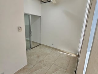 En Renta Oficina Comercial en Zona 15 - 5