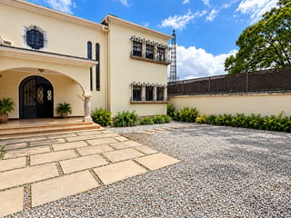 Casa en renta para oficinas o uso comercial | Amplio parqueo para 60 vehículos - 2