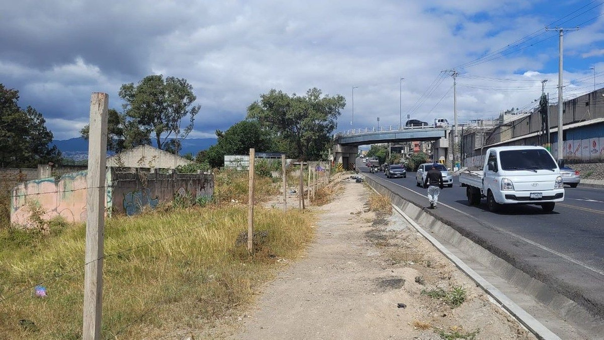 TERRENO COMERCIAL EN VENTA — UNA MANZANA SOBRE AVENIDA PETAPA - Image 1
