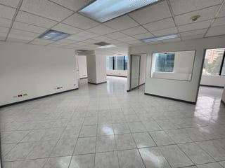 Oficina en venta con 2 baños en Zona 14 Ref-4923 - 2