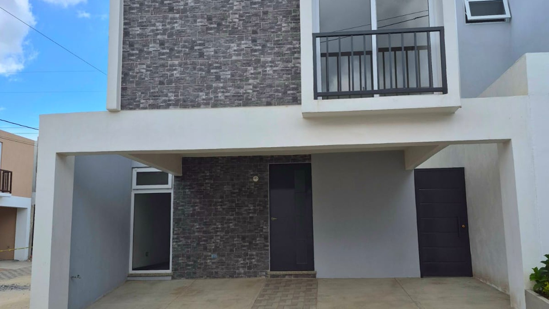 RENTA Casa Condominio Altos de Village II Km. 26 Santa Elena Barillas
