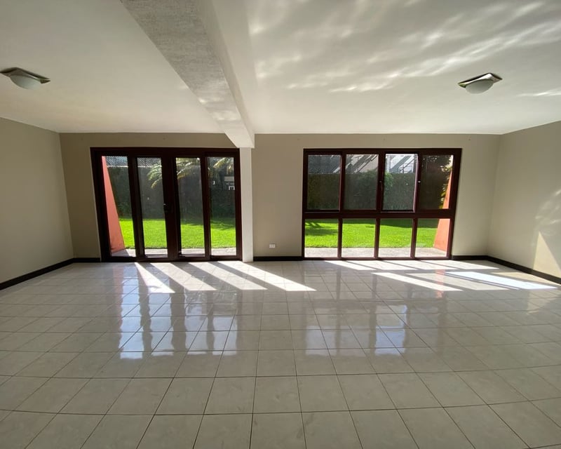 Casa de 4 habitaciones en alquiler o venta, zona 15 Vista Hermosa II